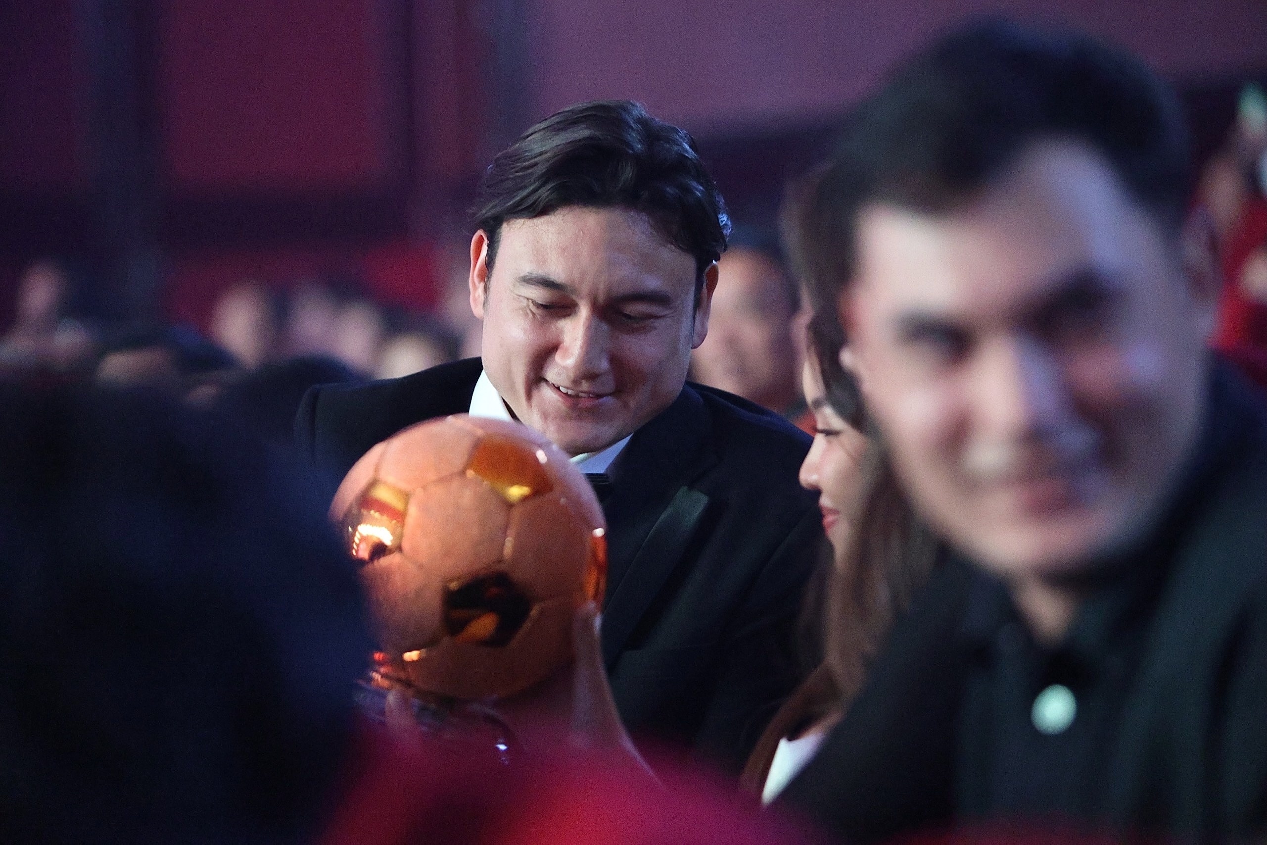 Dang Van Lam,  qua bong dong,  qua bong vang anh 1