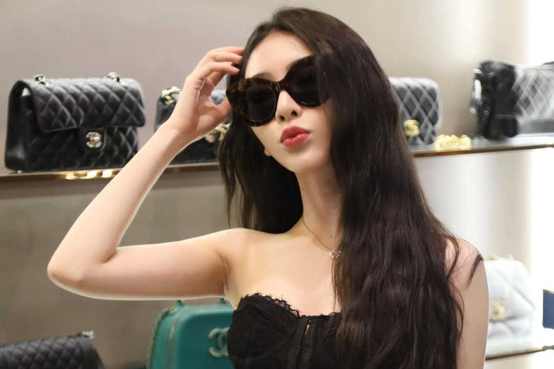 KOL dang tiep tay cho hang nhai Chanel, Prada hinh anh