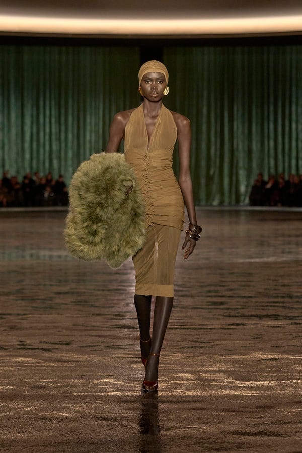 nguc tran,  yves Saint Laurent,  Rose Blackpink,  tha rong,  free the nipples,  paris fashion week, tuan le thoi trang paris anh 3