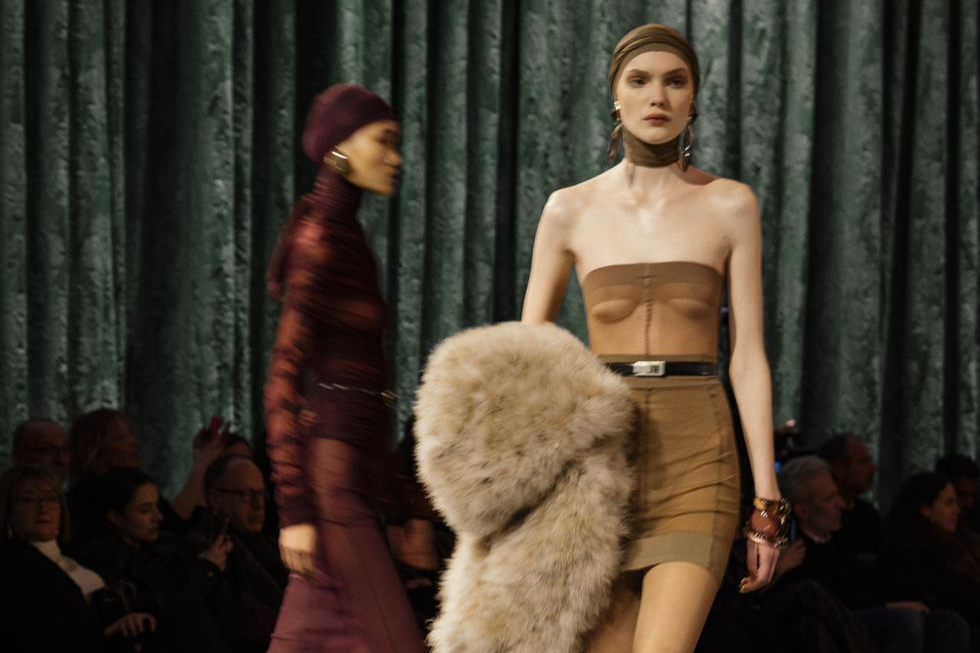 nguc tran,  yves Saint Laurent,  Rose Blackpink,  tha rong,  free the nipples,  paris fashion week, tuan le thoi trang paris anh 1