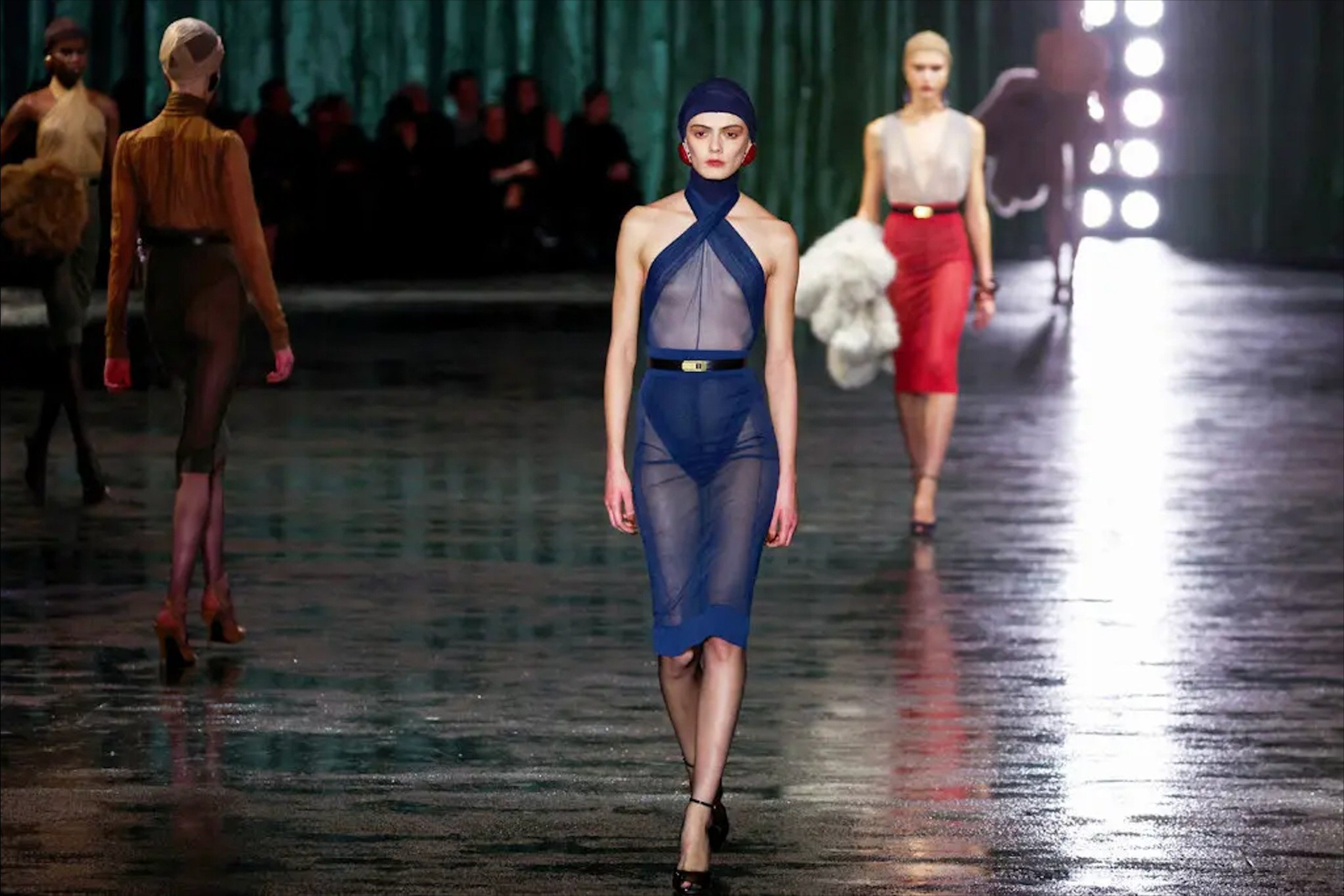 nguc tran,  yves Saint Laurent,  Rose Blackpink,  tha rong,  free the nipples,  paris fashion week, tuan le thoi trang paris anh 7