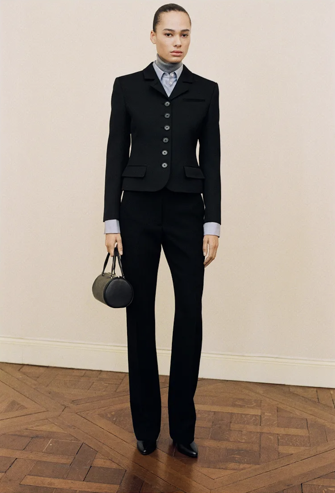 cam dien thoai,  the row,  quiet luxury anh 6