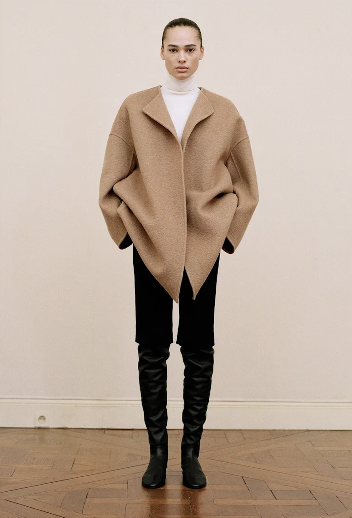 cam dien thoai,  the row,  quiet luxury anh 3