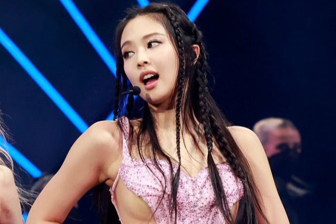 Ai lang xe mot khoe duong chan nguc lap lo? hinh anh