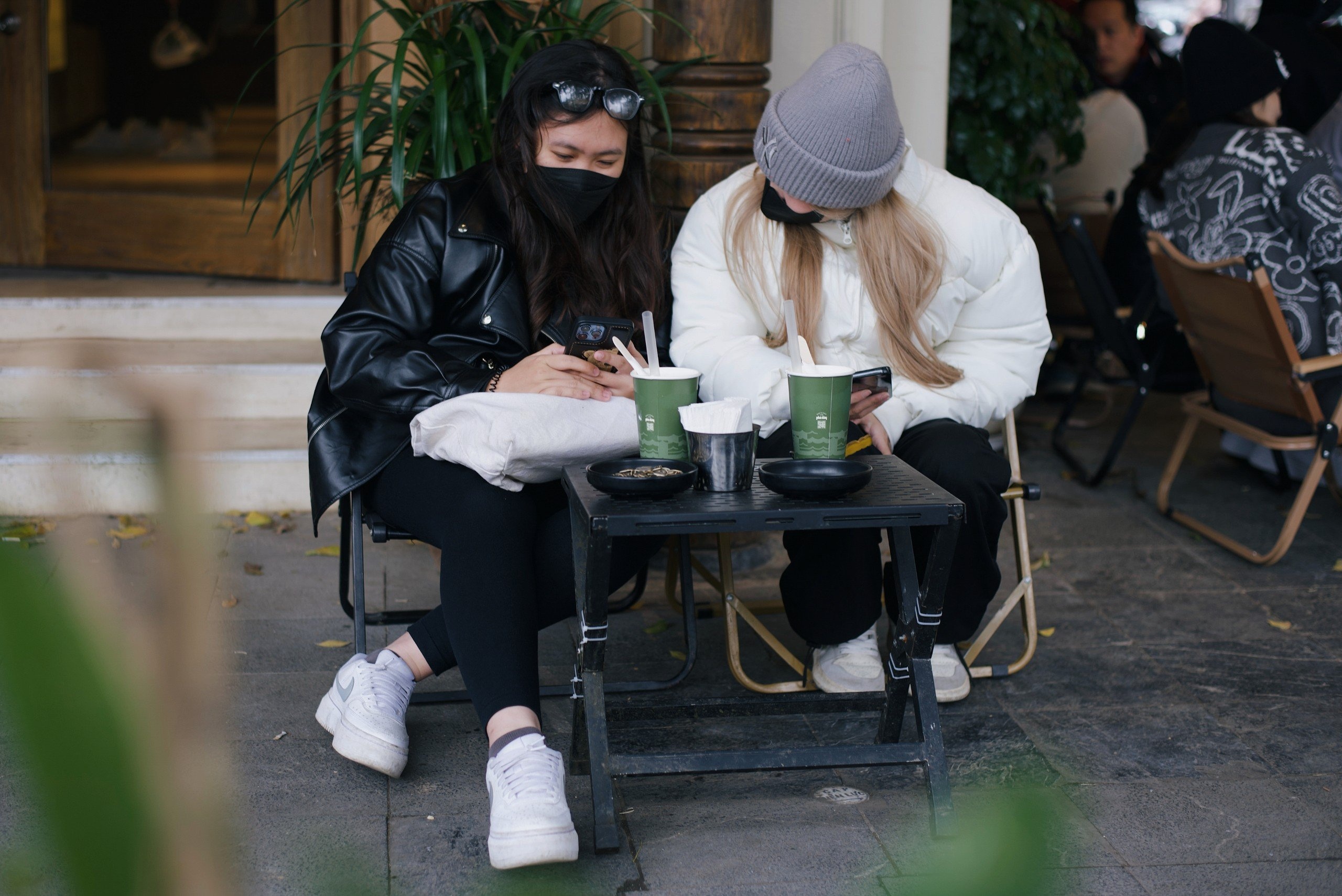 Street Style,  thoi trang duong pho,  ao phao,  thoi tiet ha noi,  thoi tiet hom nay,  lanh cuoi mua,  ao phao con sau anh 2