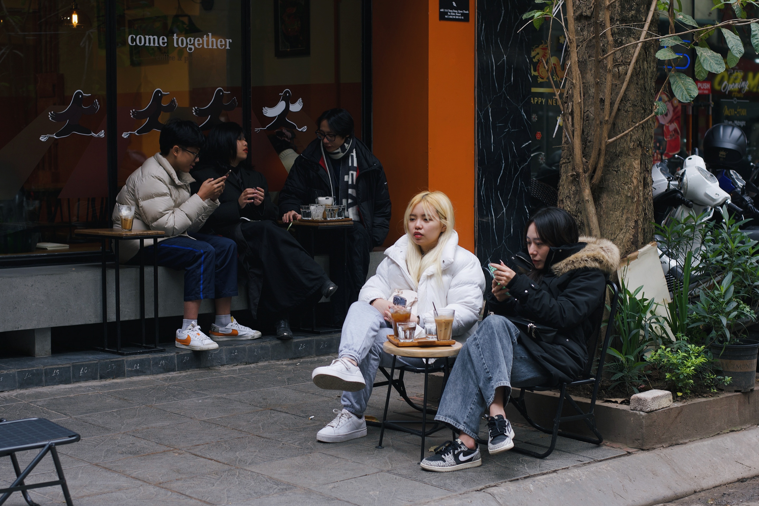 Street Style,  thoi trang duong pho,  ao phao,  thoi tiet ha noi,  thoi tiet hom nay,  lanh cuoi mua,  ao phao con sau anh 3