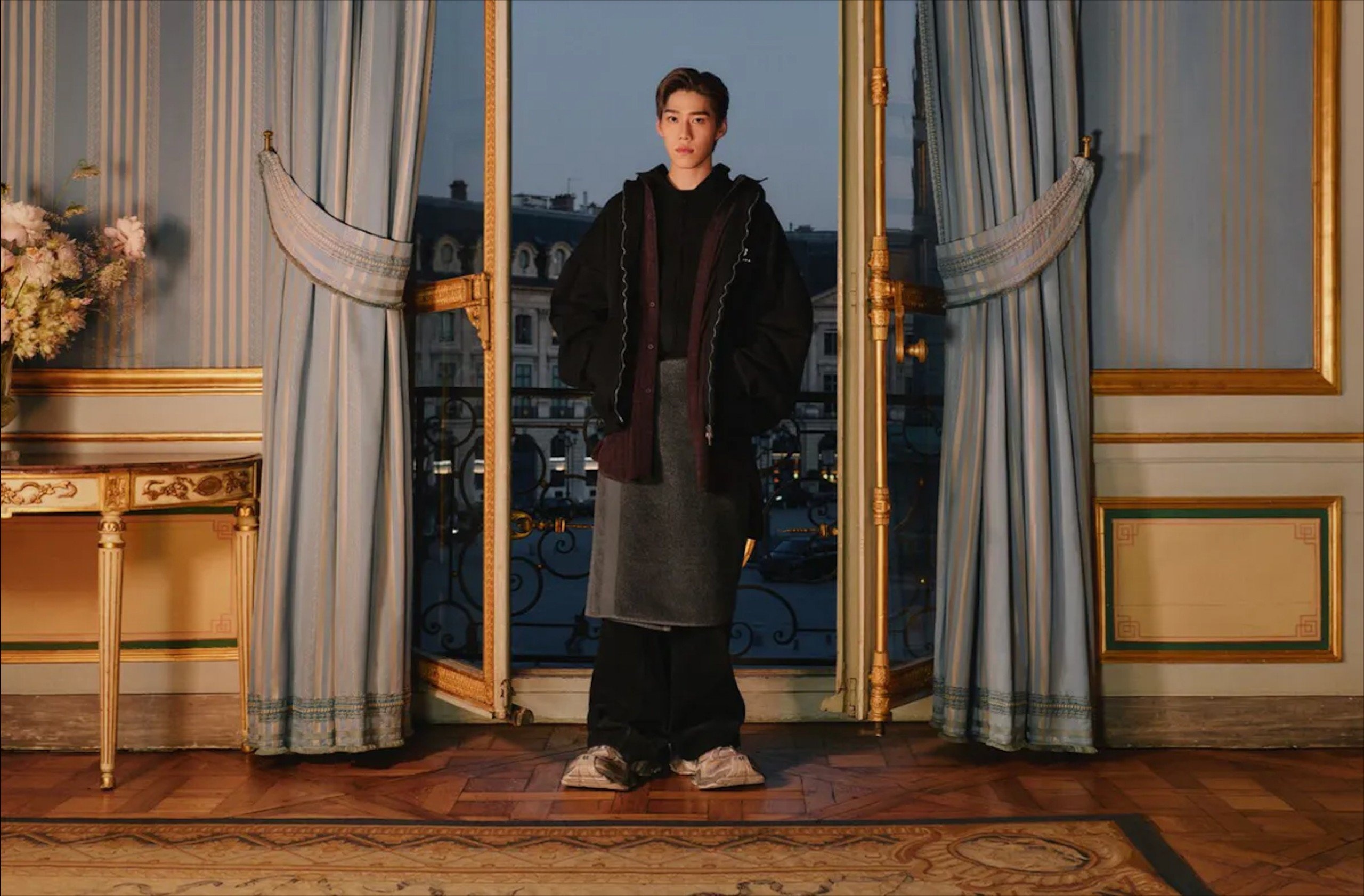 vong tay Balenciaga,  cuon bang keo,  vong tay bang keo, thuong hieu xa xi Balenciaga anh 9