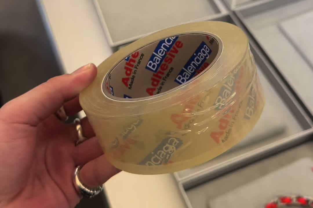 vong tay Balenciaga,  cuon bang keo,  vong tay bang keo, thuong hieu xa xi Balenciaga anh 5