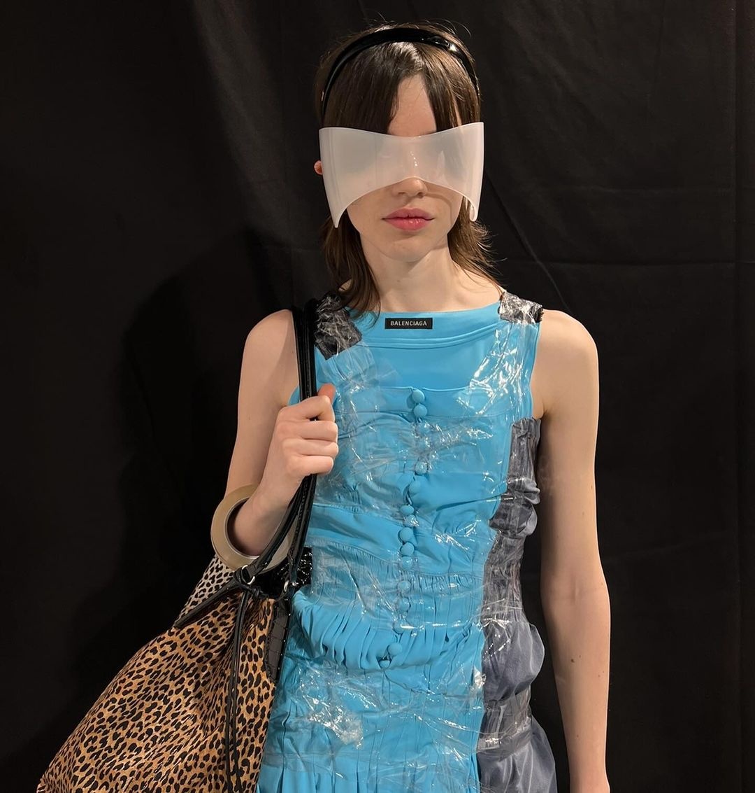 vong tay Balenciaga,  cuon bang keo,  vong tay bang keo, thuong hieu xa xi Balenciaga anh 2