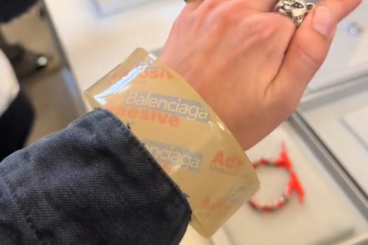 vong tay Balenciaga,  cuon bang keo,  vong tay bang keo, thuong hieu xa xi Balenciaga anh 1
