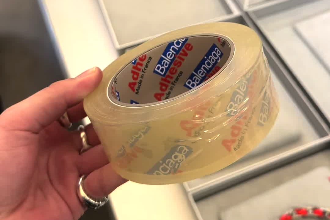 Tranh cai ve vong tay 3.300 USD y het cuon bang dinh hinh anh