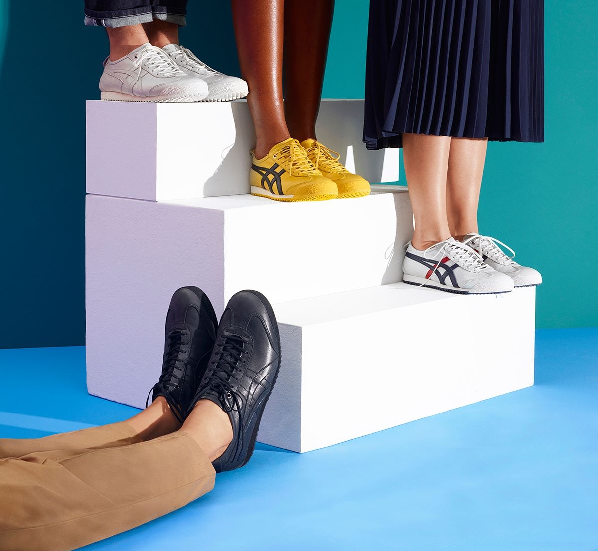 Onitsuka Tiger Mexico 66,  ly tieu long,  Emily Ratajkowski,  Bella Hadid,  adidas samba anh 4