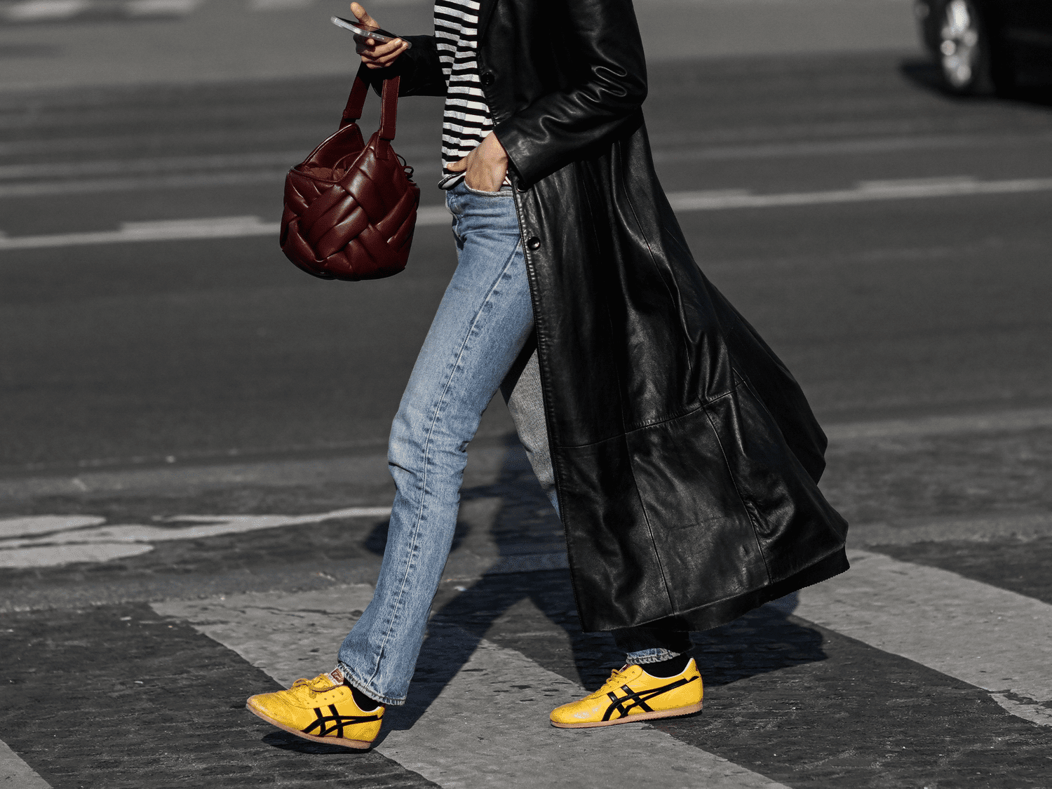 Onitsuka Tiger Mexico 66,  ly tieu long,  Emily Ratajkowski,  Bella Hadid,  adidas samba anh 3