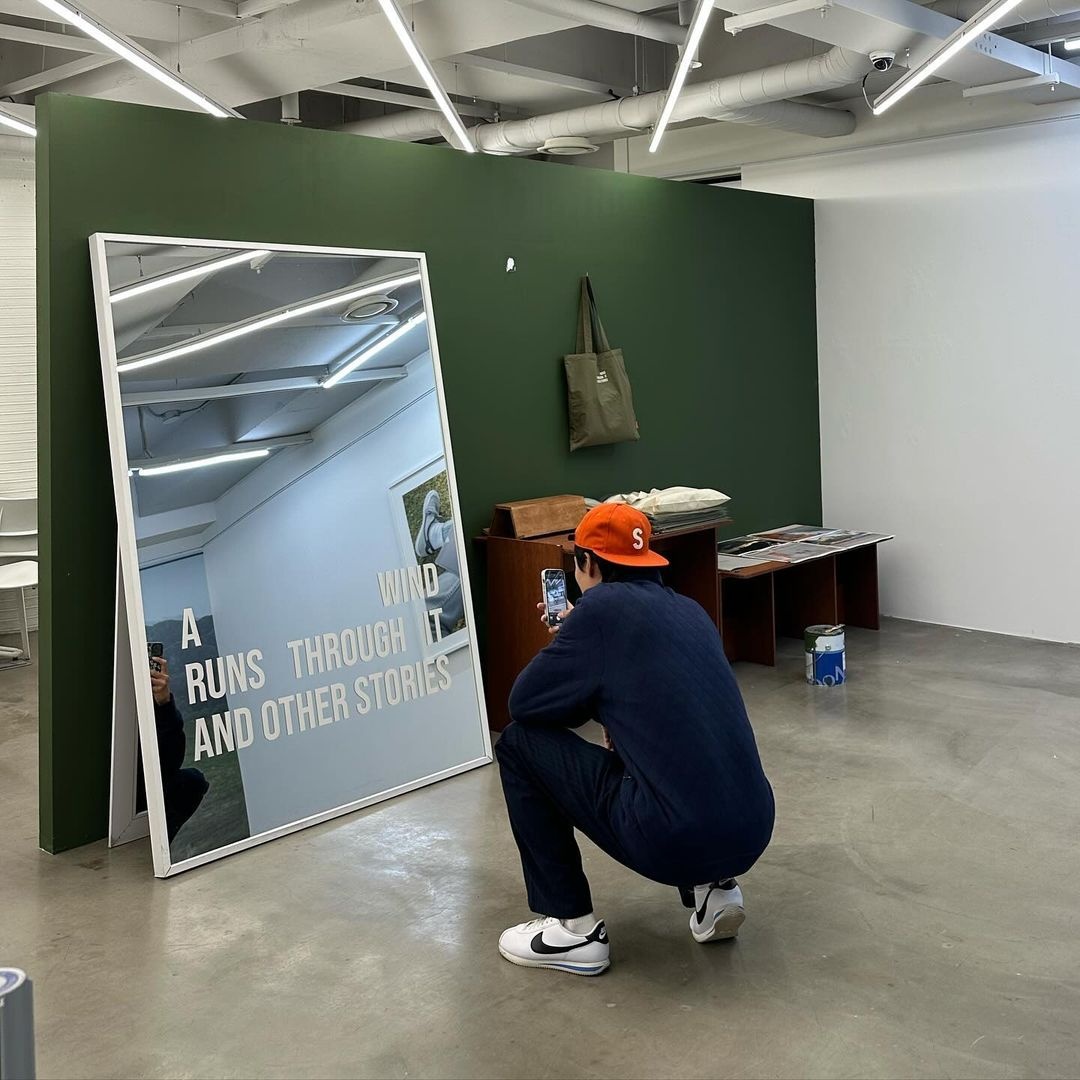 ban trai Han So Hee,  Han So Hee, trien lam Ryu Jun Yeol, A Wind Runs Through It,  And Other Stories anh 7