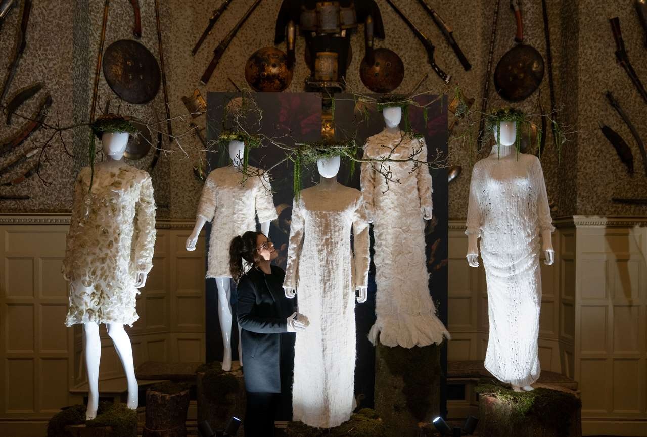 Vua Charles III,  show thoi trang,  Vin Cara,  Omi Ong,  Royal Garden Waste,  Vua Anh anh 6