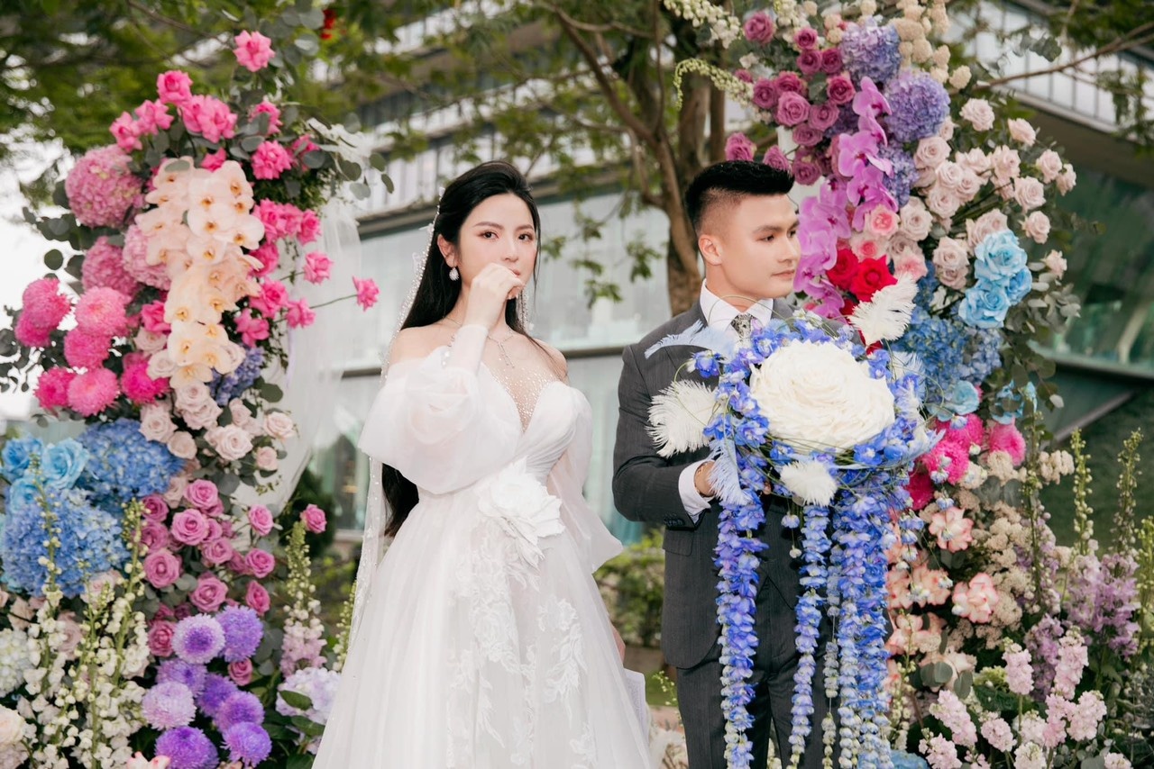 dong ho quang hai,  dam cuoi quang hai,  chu thanh huyen,  vo chong quang hai,  cartier santos anh 4