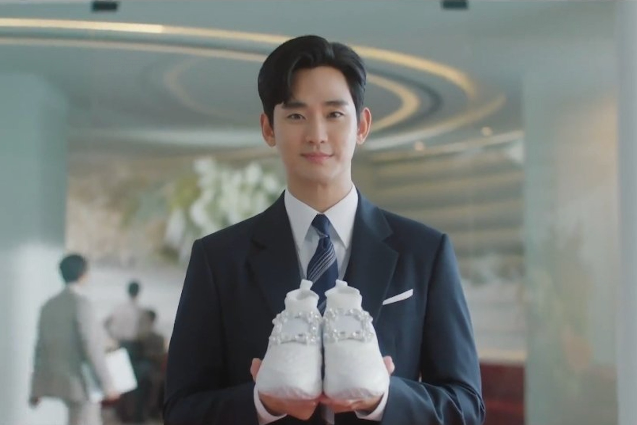 Sneakers tren chan 'Nu hoang nuoc mat' chay hang hinh anh