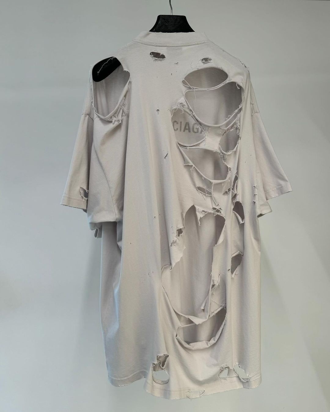 áo rách,  Balenciaga,  đầu bếp Hong Kong,  Super Destroyed T-Shirt ảnh 3 ao rach,  Balenciaga,  dau bep Hong Kong,  Super Destroyed T-Shirt anh 3