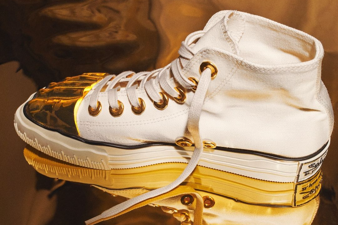 Co gi o doi sneakers dat vang? hinh anh