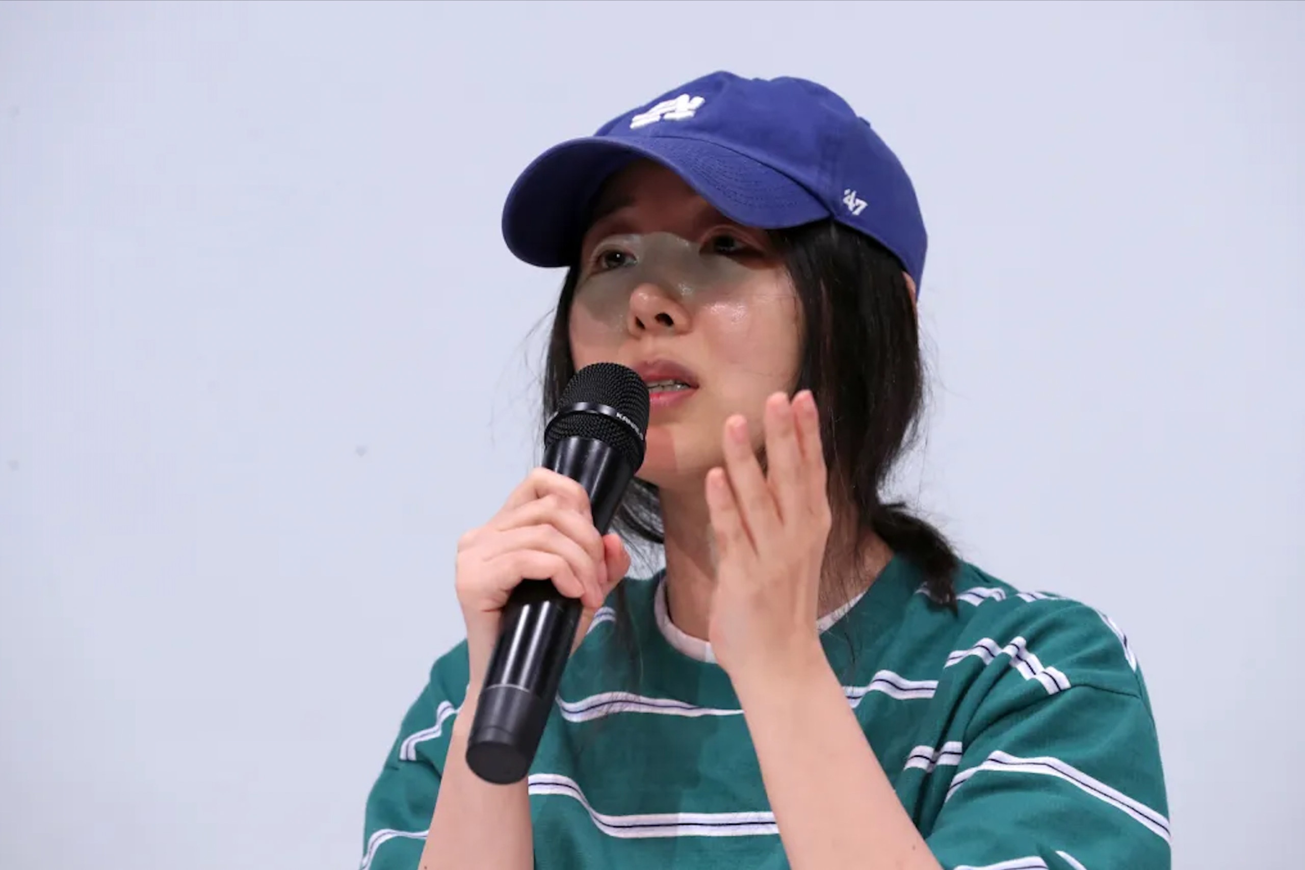 Ao cua CEO lam nao loan K-Pop da 'chay hang' hinh anh