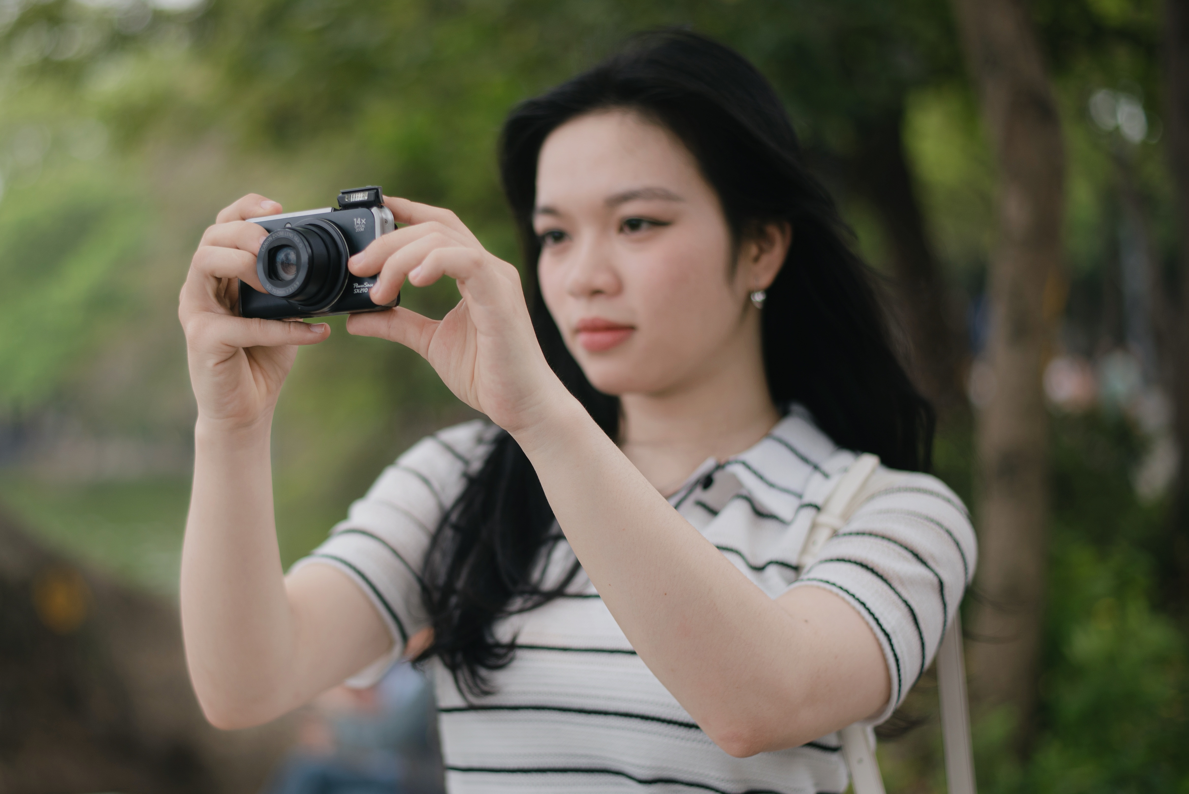 Đeo máy ảnh compact ở cổ tay như trang sức