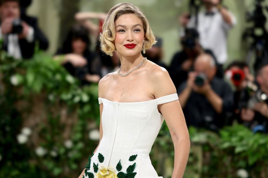 Hoa no khap Met Gala hinh anh