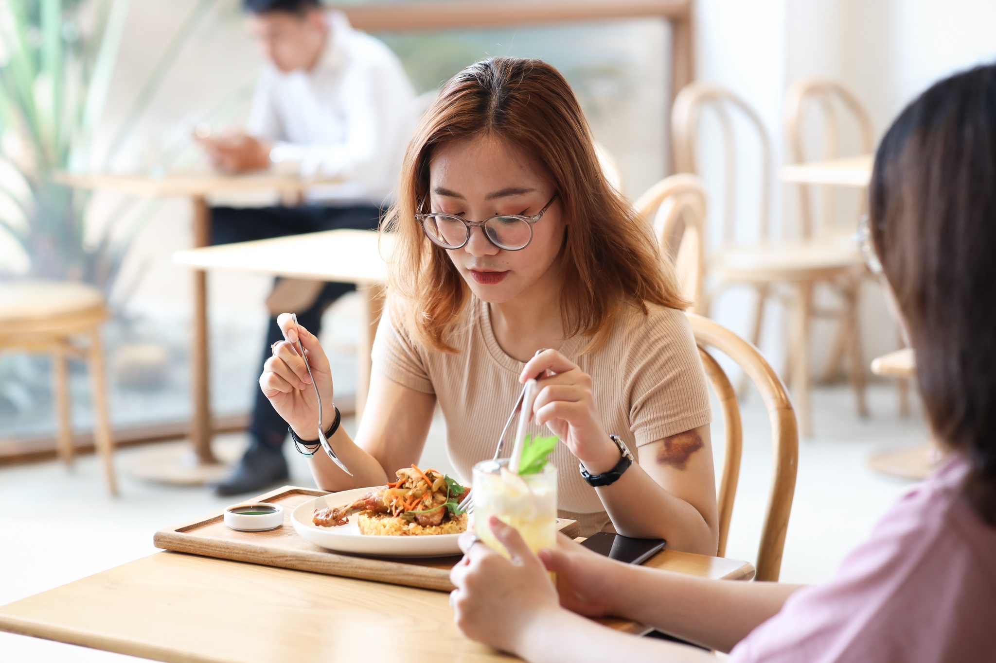 cam khach dung laptop,  ca phe tphcm,  ca phe ha noi,  Fringe and Ginge,  Alfie Edwards,  cong dan laptop,  di cafe lam viec anh 2