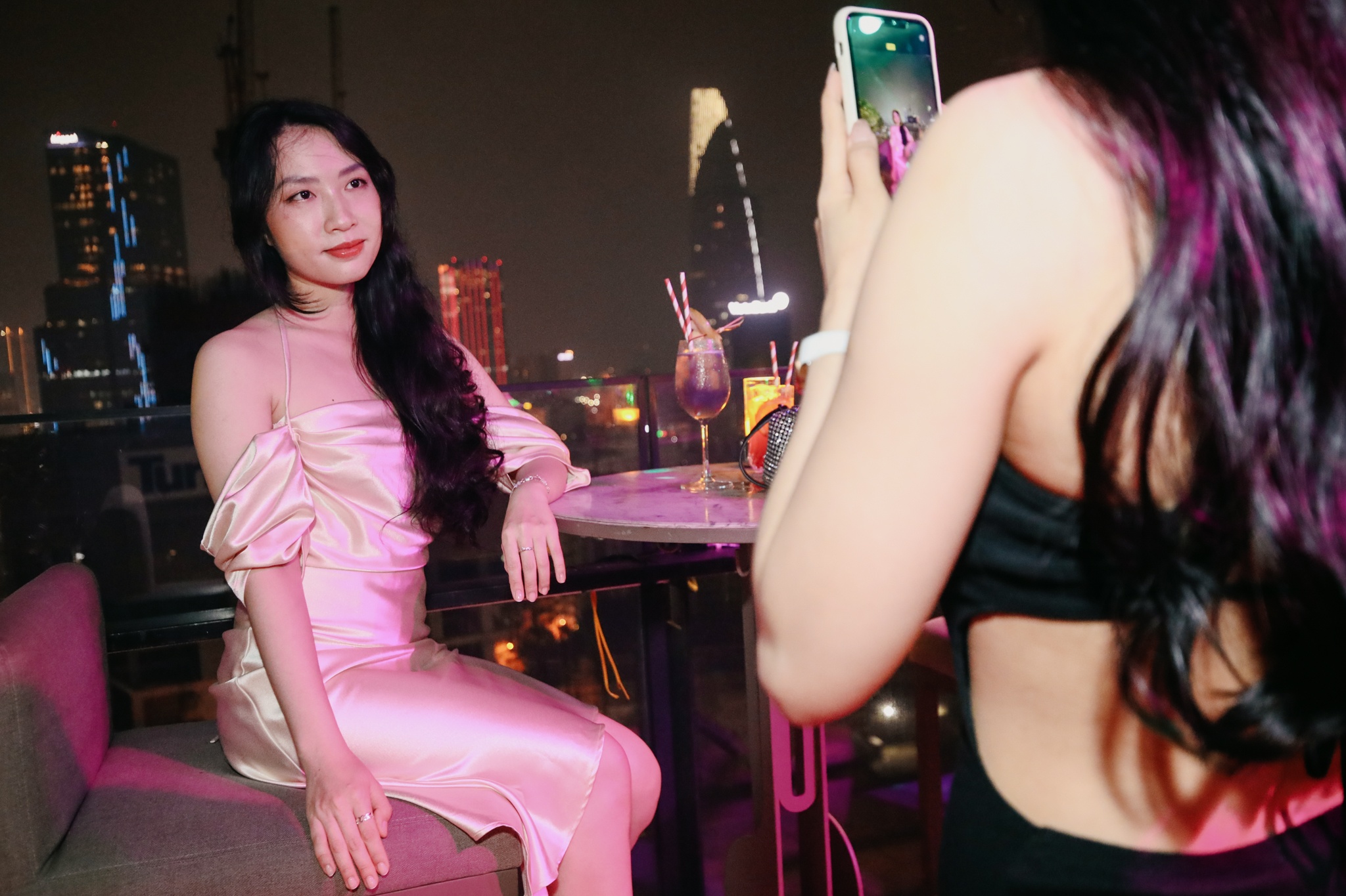 tieu hang chuc trieu, bar hanoi, hoa don di bar, nhan vien booking, night club, tiec tung thau dem anh 1