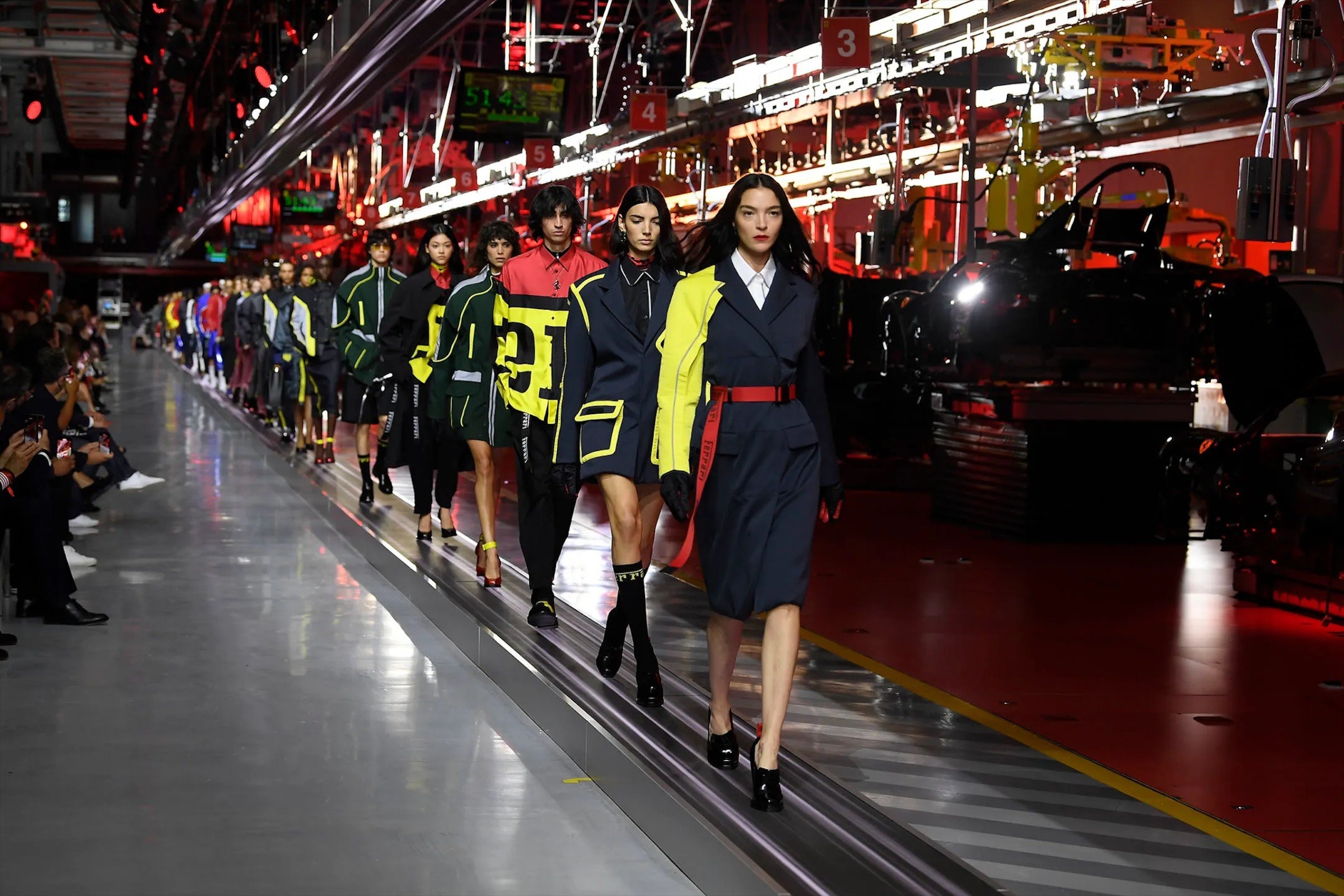 Lisa theo mốt không quần với Ferrari