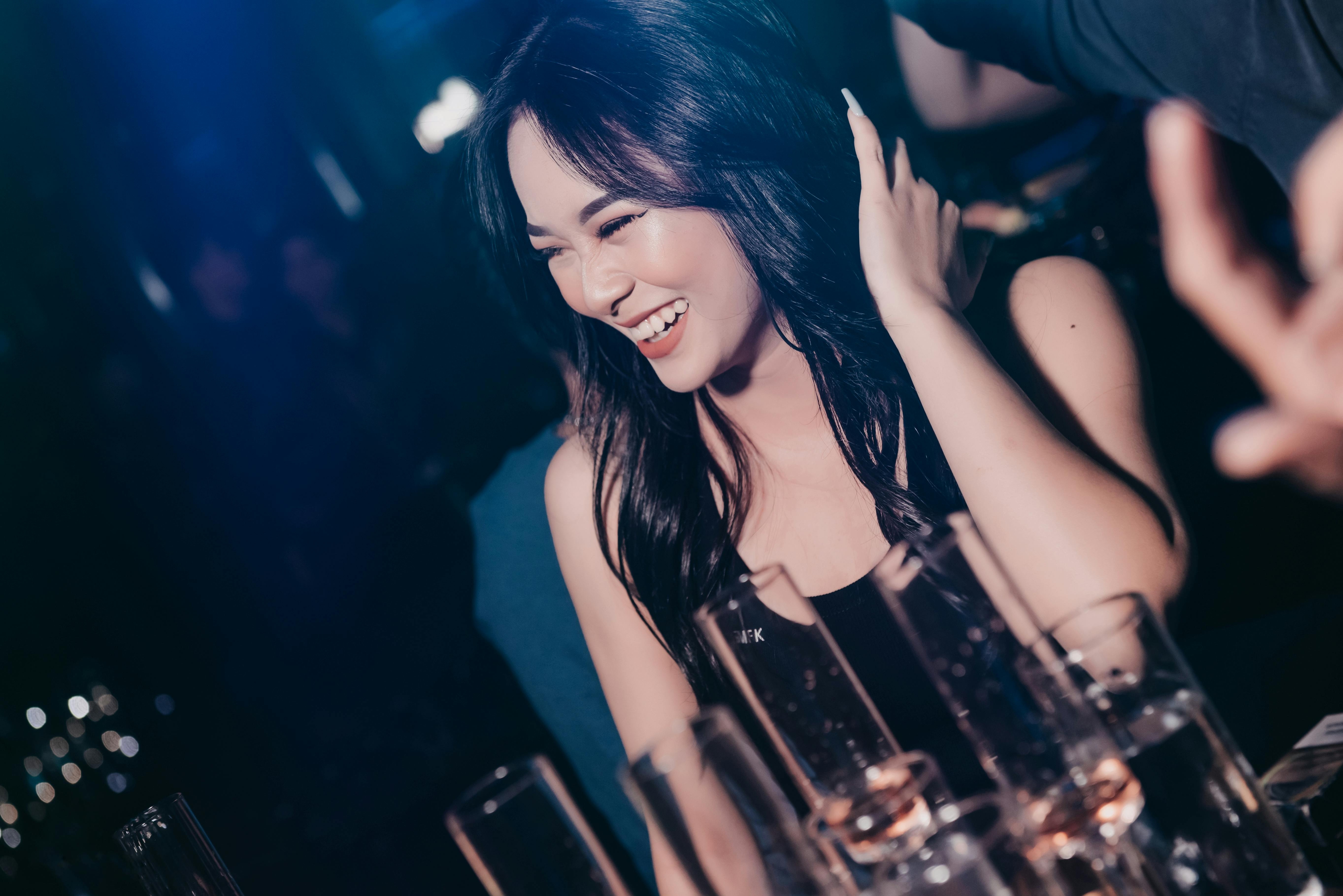 Nhung nguoi tre tieu hang chuc trieu dong mot dem tai bar hinh anh