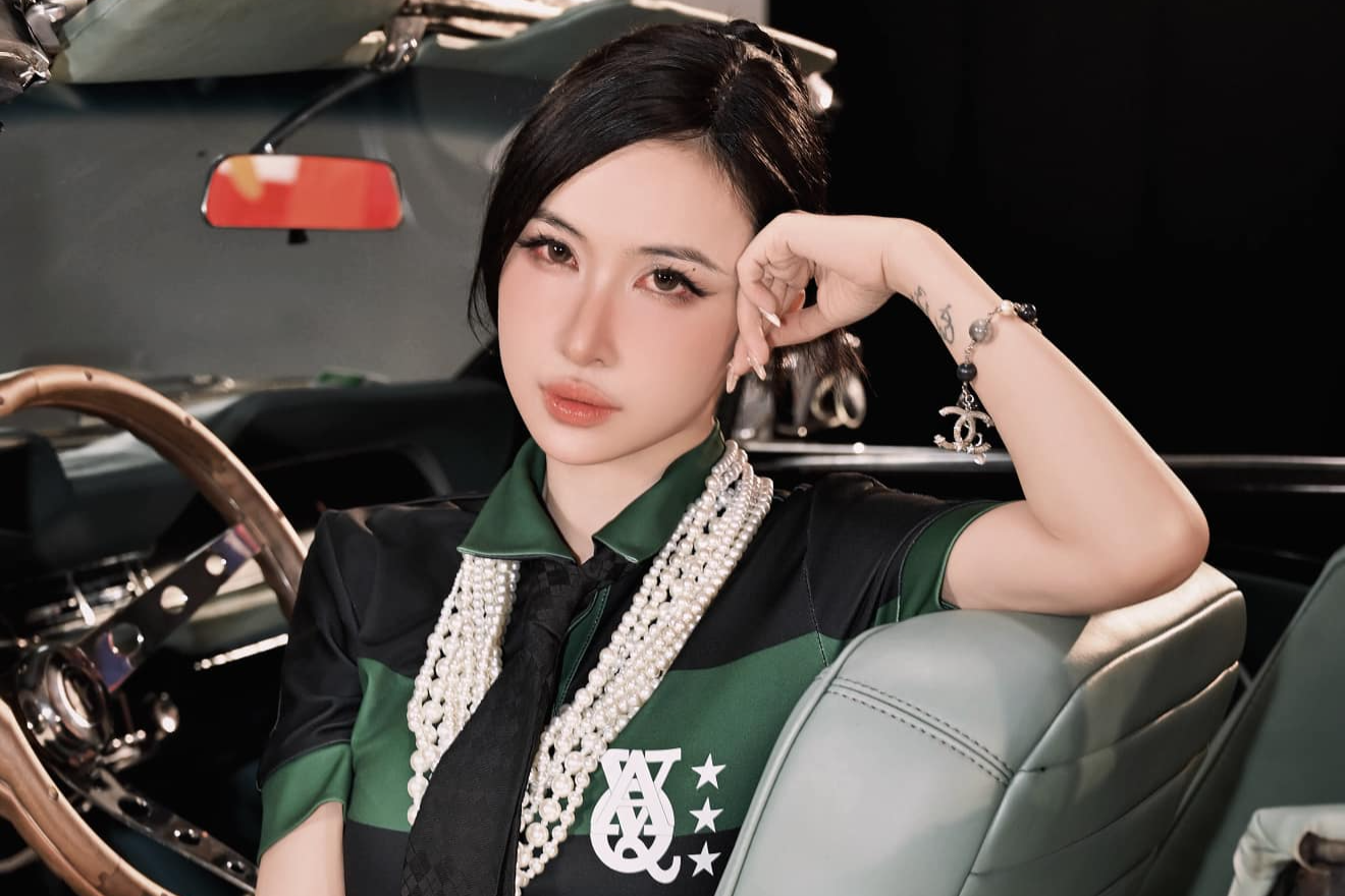 Mot ao bong da cua vo dai gia Minh Nhua hinh anh