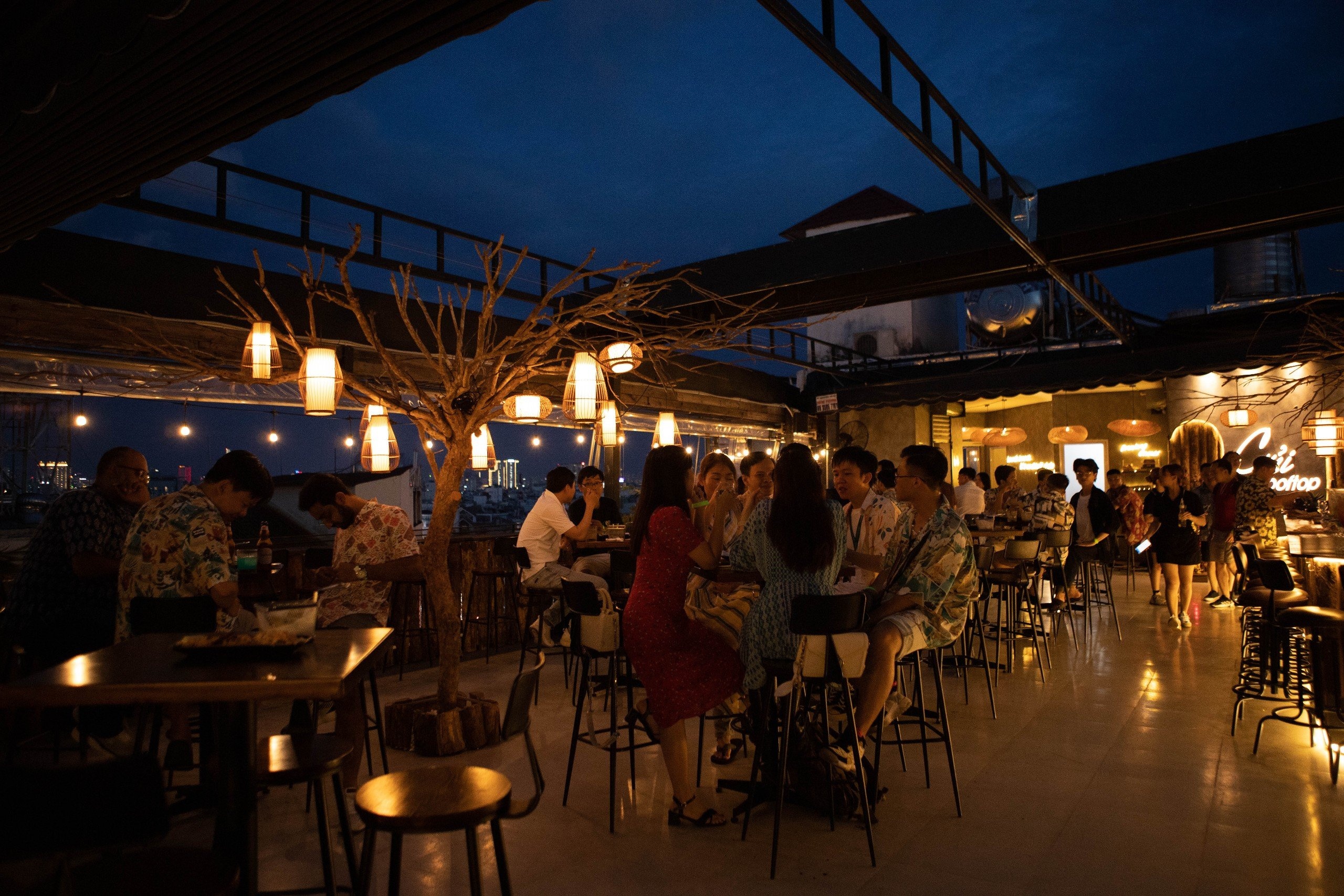 rooftop bar tphcm,  rooftop bar ha noi,  quan bar san thuong,  nightlife,  sky bar la gi anh 4