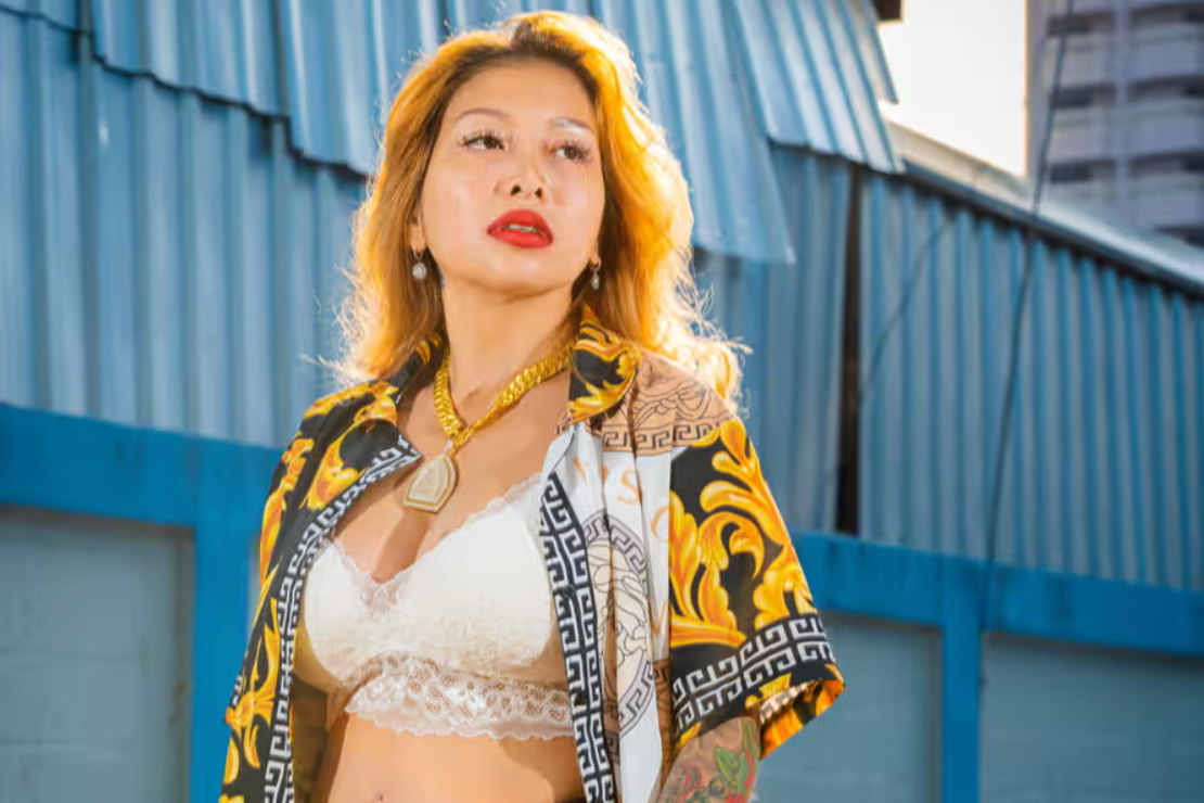 Nguoi ban hang rong mac ao Dior, tieu thuong cho que cam vi Gucci hinh anh