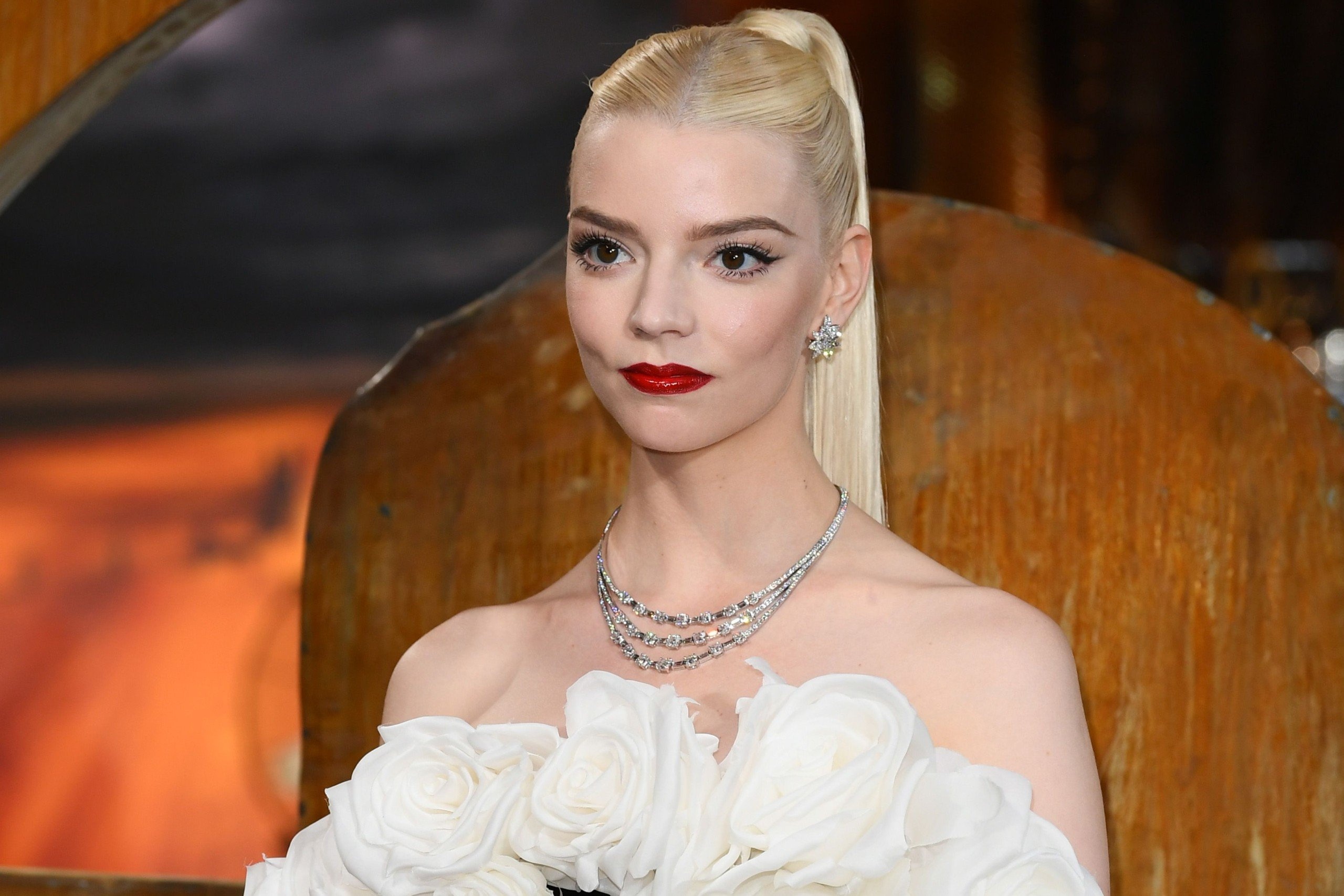 Nha mot bi to cho Anya Taylor-Joy muon vay cua khach VIP hinh anh