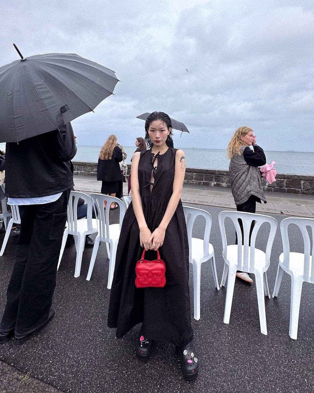 wet look,  Kylie Jenner,  Linh Ngoc Dam,  Quynh Anh Shyn,  Thach Trang,  xu huong thoi trang, anh 11