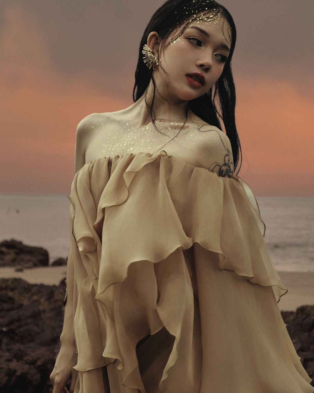 wet look,  Kylie Jenner,  Linh Ngoc Dam,  Quynh Anh Shyn,  Thach Trang,  xu huong thoi trang, anh 10