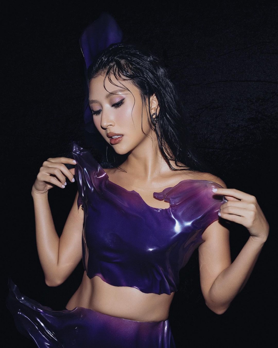 wet look,  Kylie Jenner,  Linh Ngoc Dam,  Quynh Anh Shyn,  Thach Trang,  xu huong thoi trang, anh 8