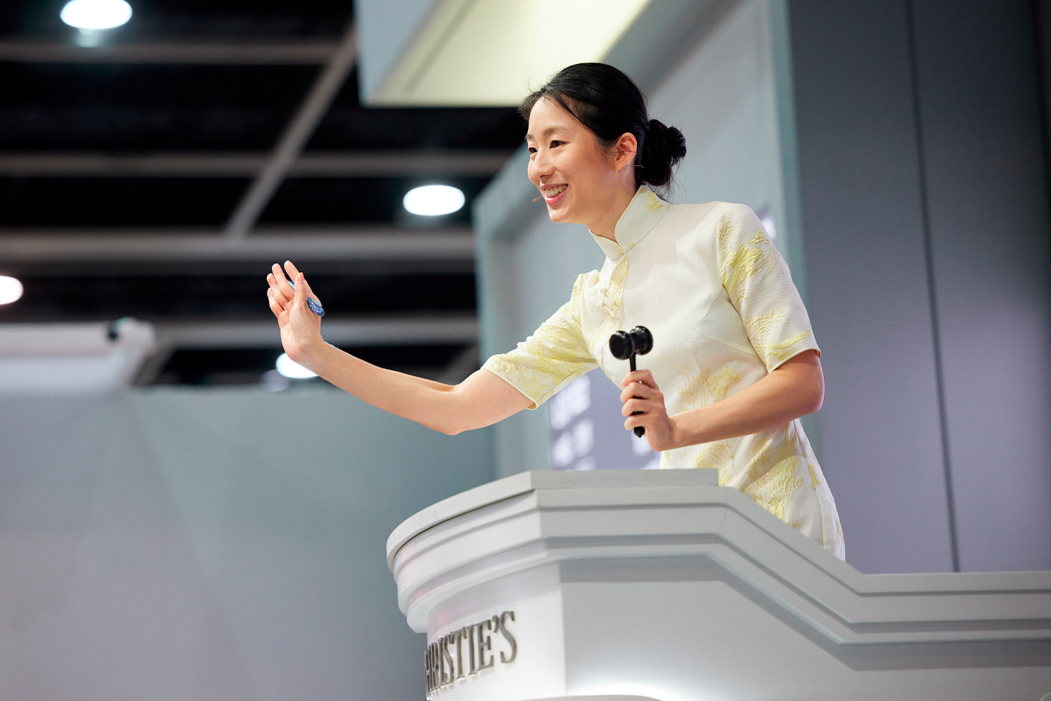 Phien dau gia thu ve hon 294 trieu USD o Hong Kong hinh anh