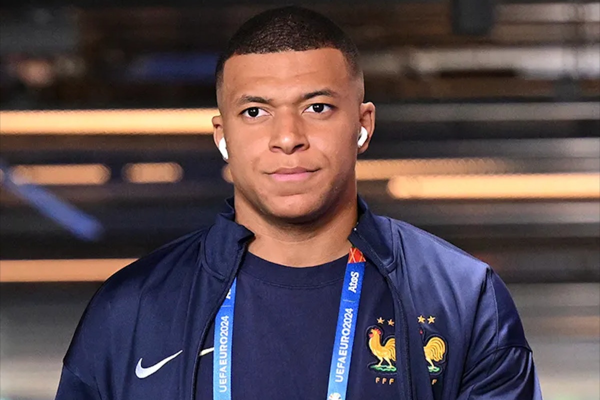 Dong ho kim cuong tren co tay Mbappe hinh anh