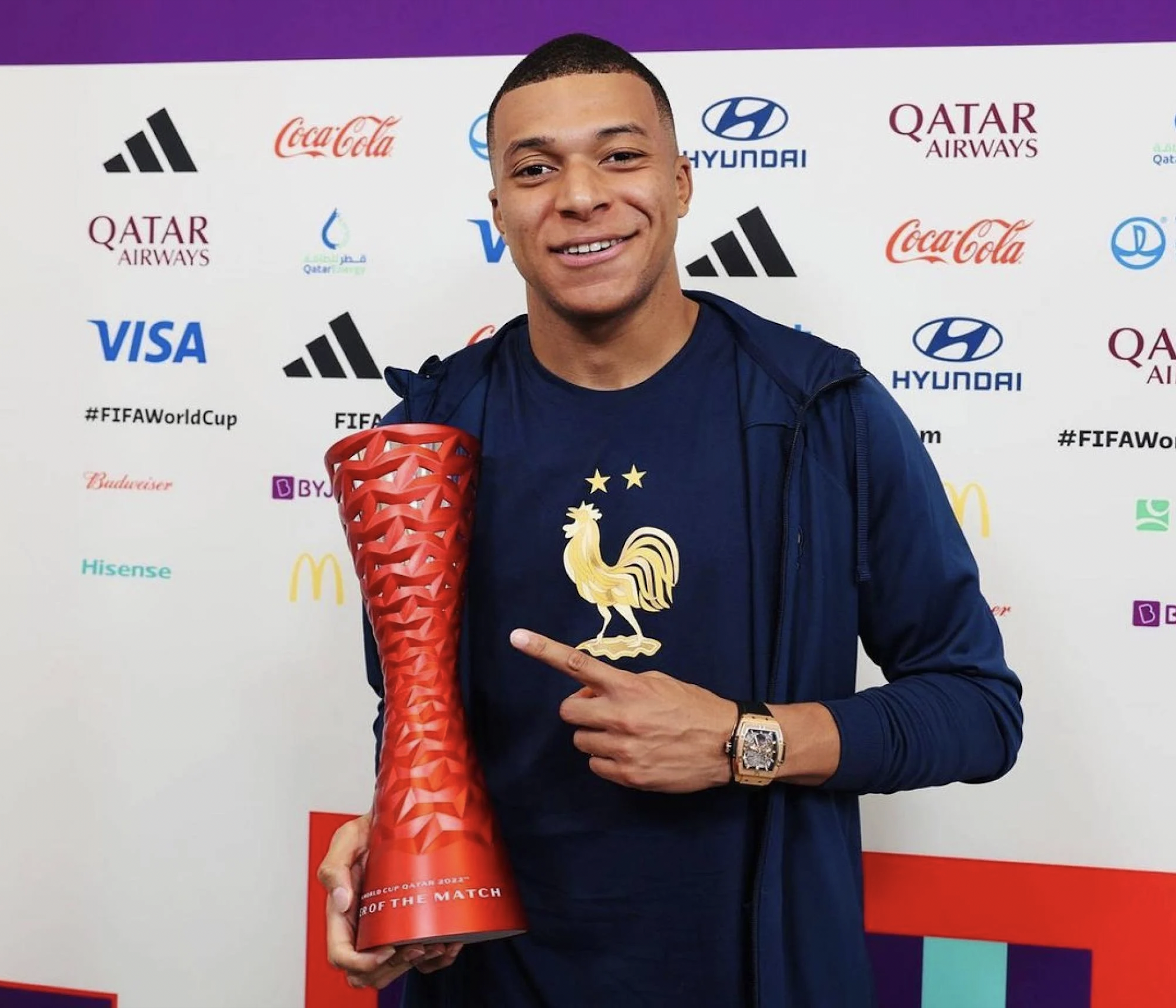 Kylian Mbappe,  EURO 2024,  Hublot,  Ao vs Phap,  Mbappe gay mui,  Mbappe deo mat na, Big Bang Steel White Diamonds anh 7