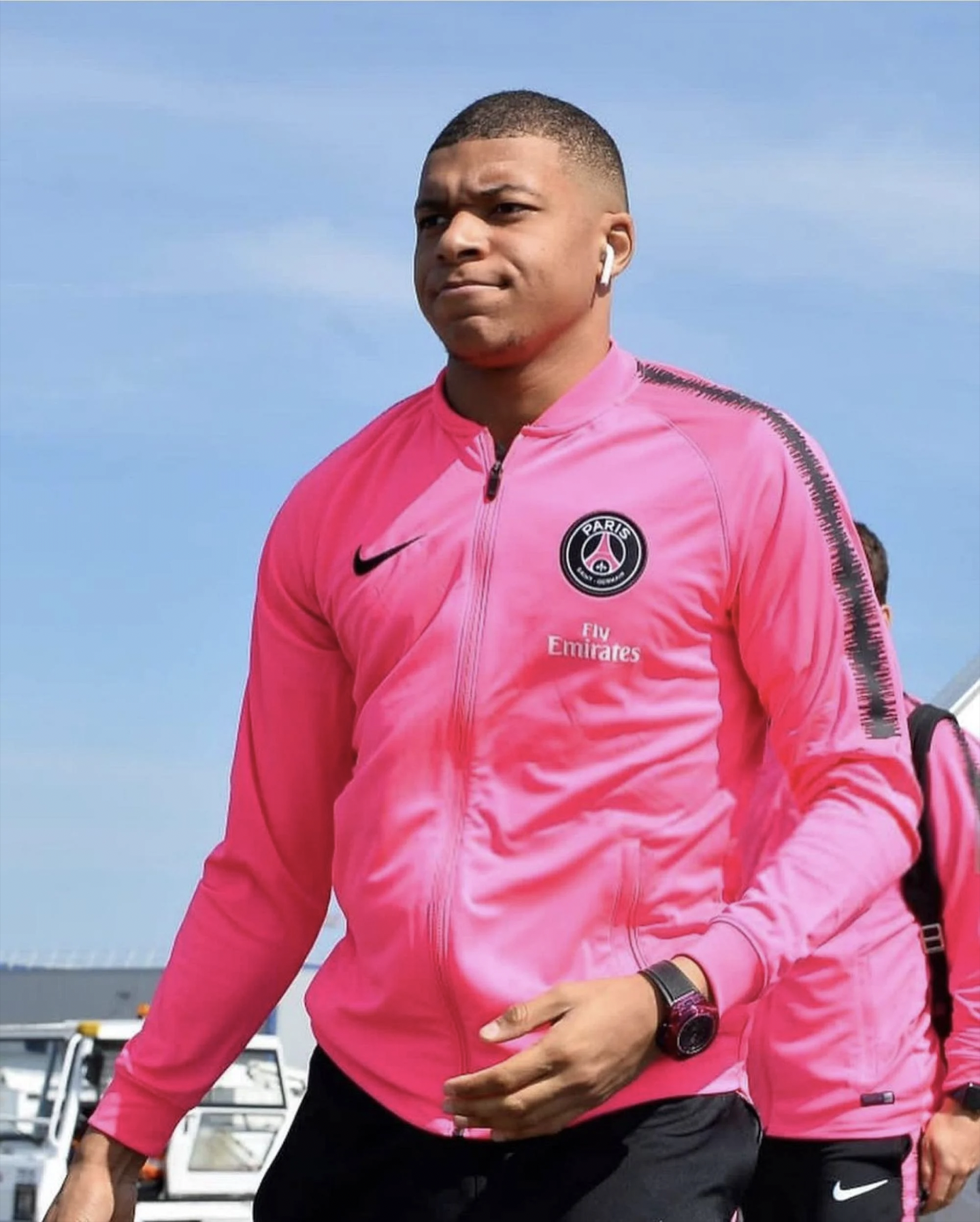 Kylian Mbappe,  EURO 2024,  Hublot,  Ao vs Phap,  Mbappe gay mui,  Mbappe deo mat na, Big Bang Steel White Diamonds anh 6