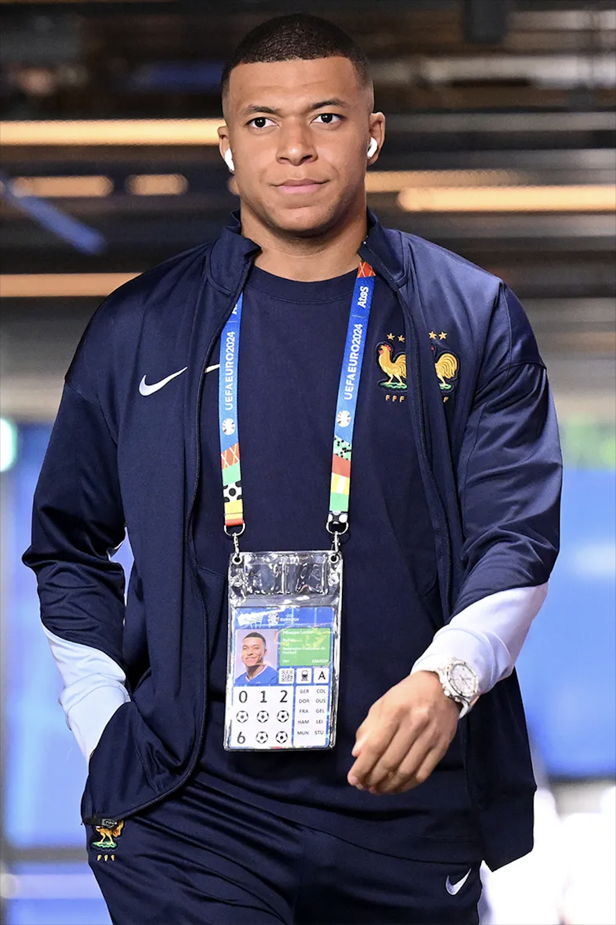 Kylian Mbappe,  EURO 2024,  Hublot,  Ao vs Phap,  Mbappe gay mui,  Mbappe deo mat na, Big Bang Steel White Diamonds anh 1