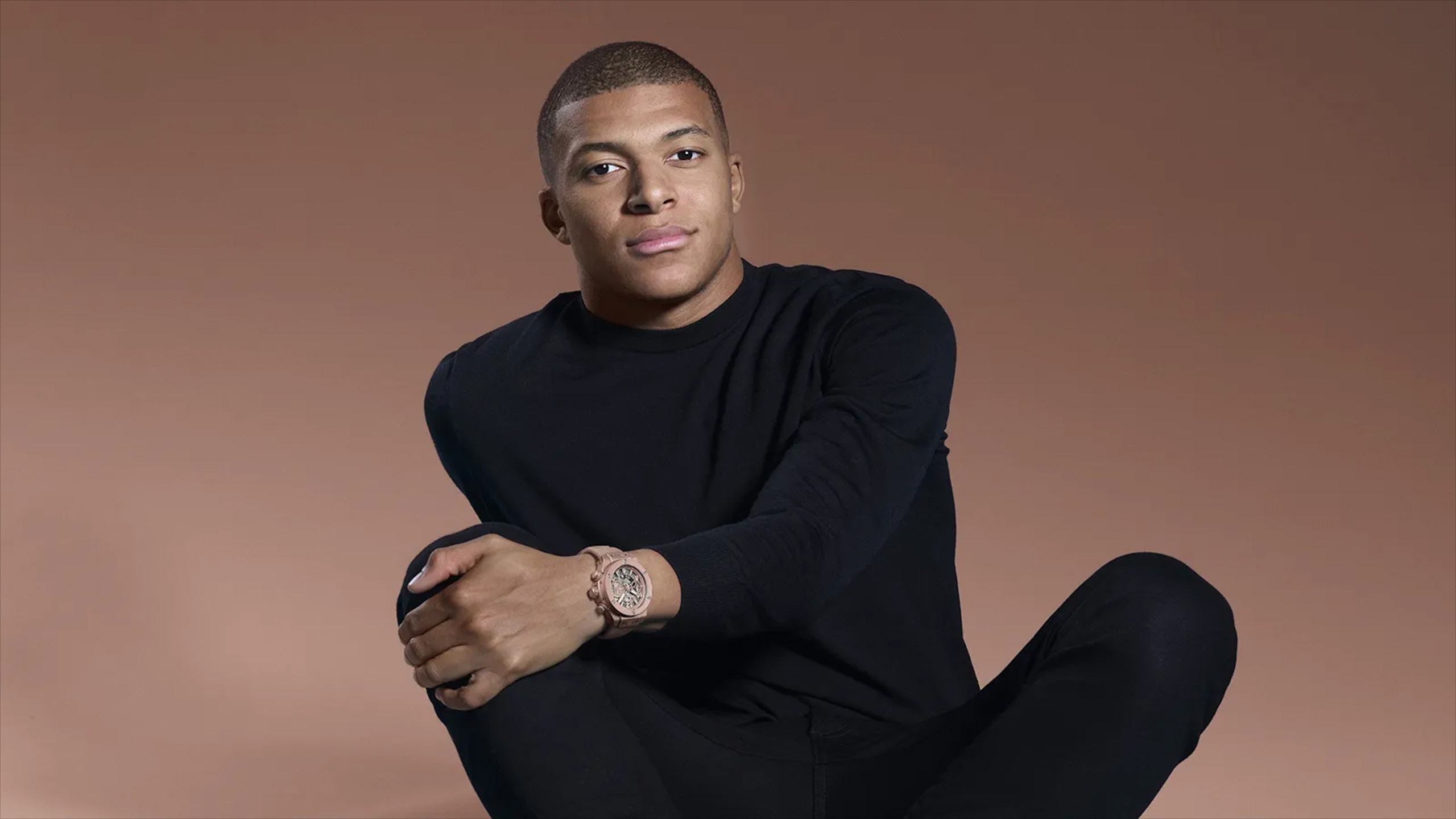 Kylian Mbappe,  EURO 2024,  Hublot,  Ao vs Phap,  Mbappe gay mui,  Mbappe deo mat na, Big Bang Steel White Diamonds anh 4