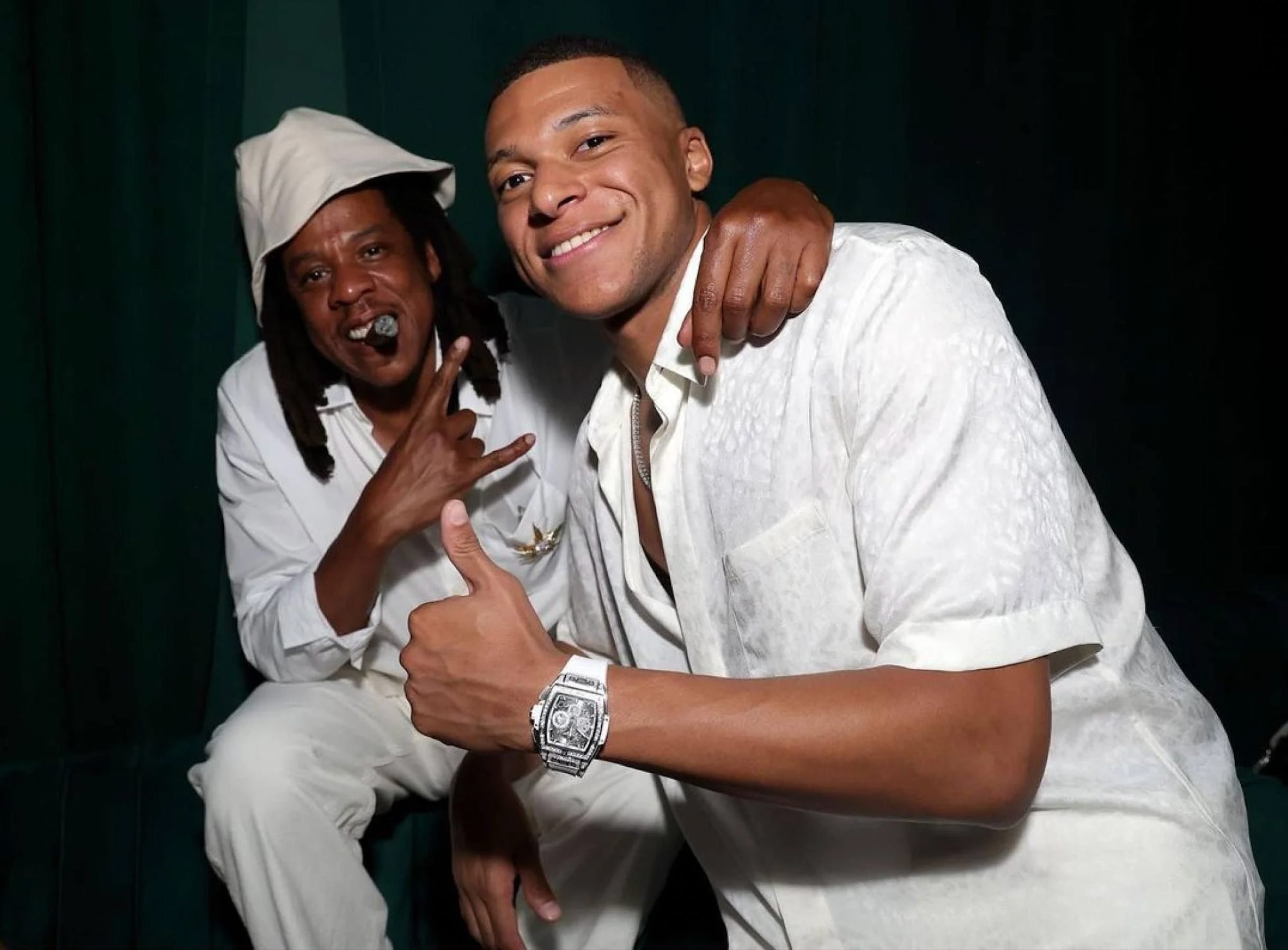 Kylian Mbappe,  EURO 2024,  Hublot,  Ao vs Phap,  Mbappe gay mui,  Mbappe deo mat na, Big Bang Steel White Diamonds anh 5