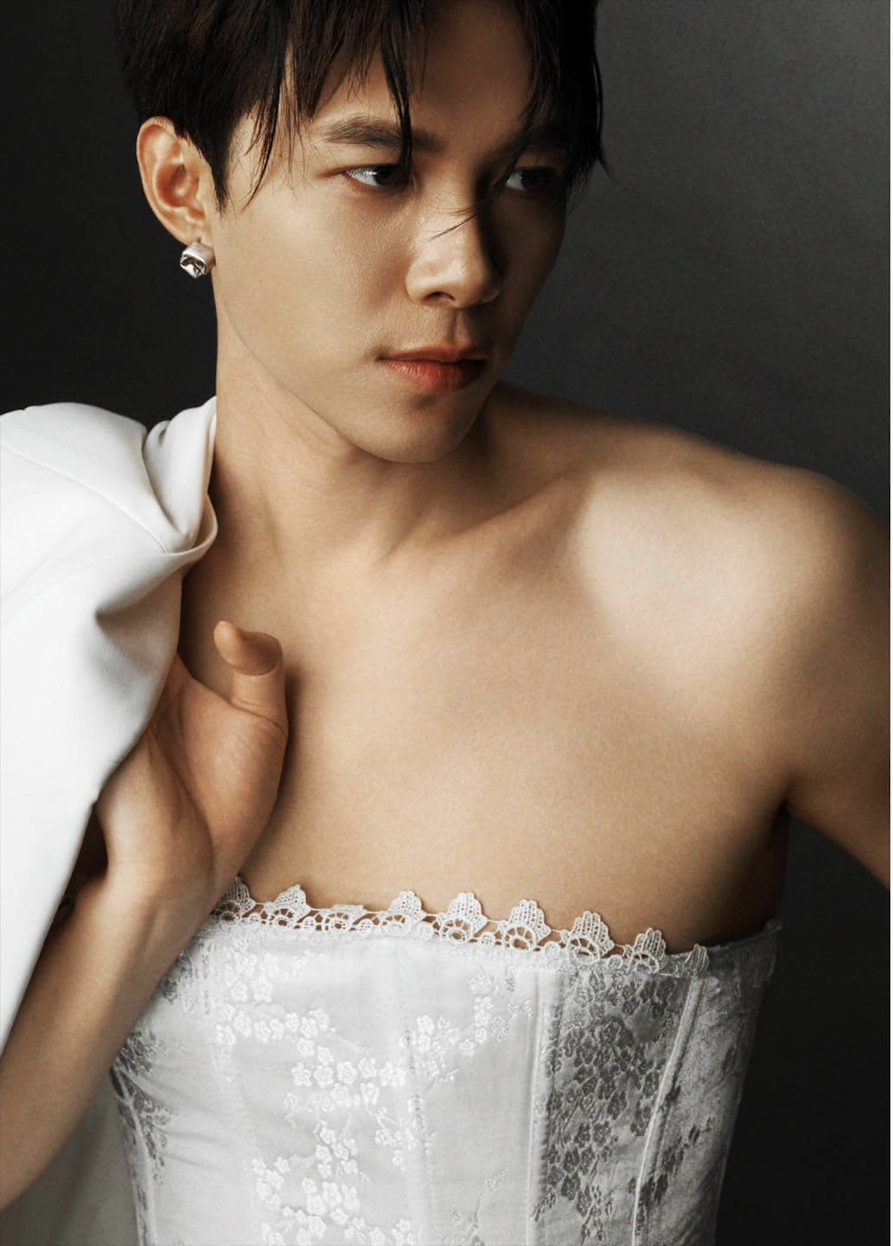 ao nit nguc,  Anh Tu,  Bad Bunny,  corset la gi,  Anh Tu mac corset anh 6