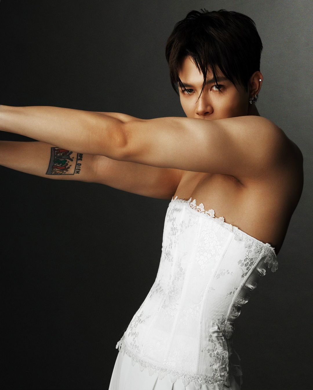 ao nit nguc,  Anh Tu,  Bad Bunny,  corset la gi,  Anh Tu mac corset anh 2