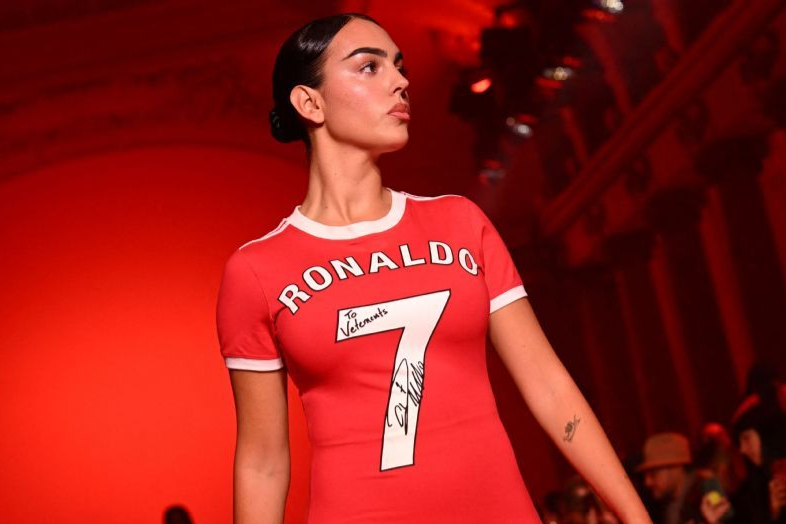 Bo suu tap ao bong da cua ban gai Ronaldo hinh anh