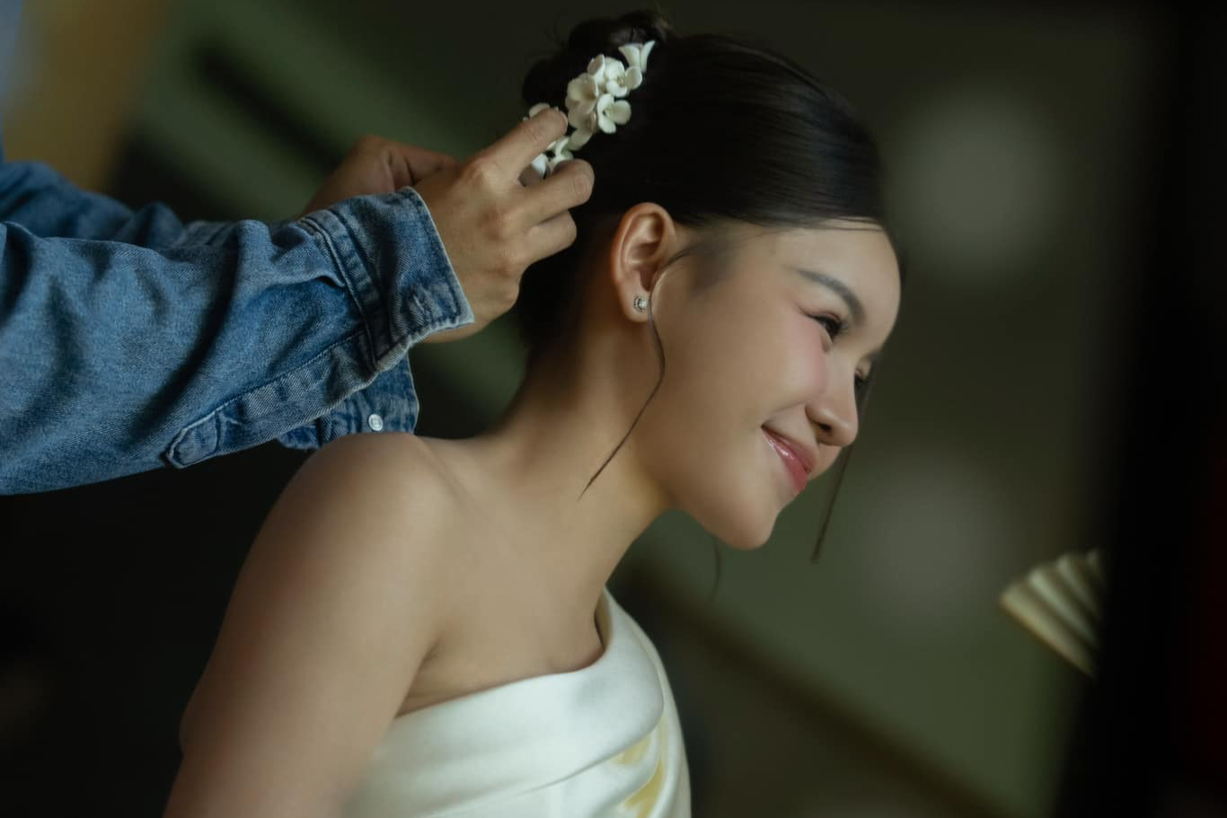 Vay cuoi an tuong cua vo Dang Van Lam hinh anh