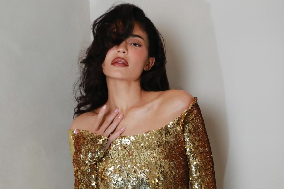 Kylie Jenner,  Kendall Jenner,  vai du thuyen,  xuong quai xanh,  chi em Kardashian, trao luu mang xa hoi anh 1