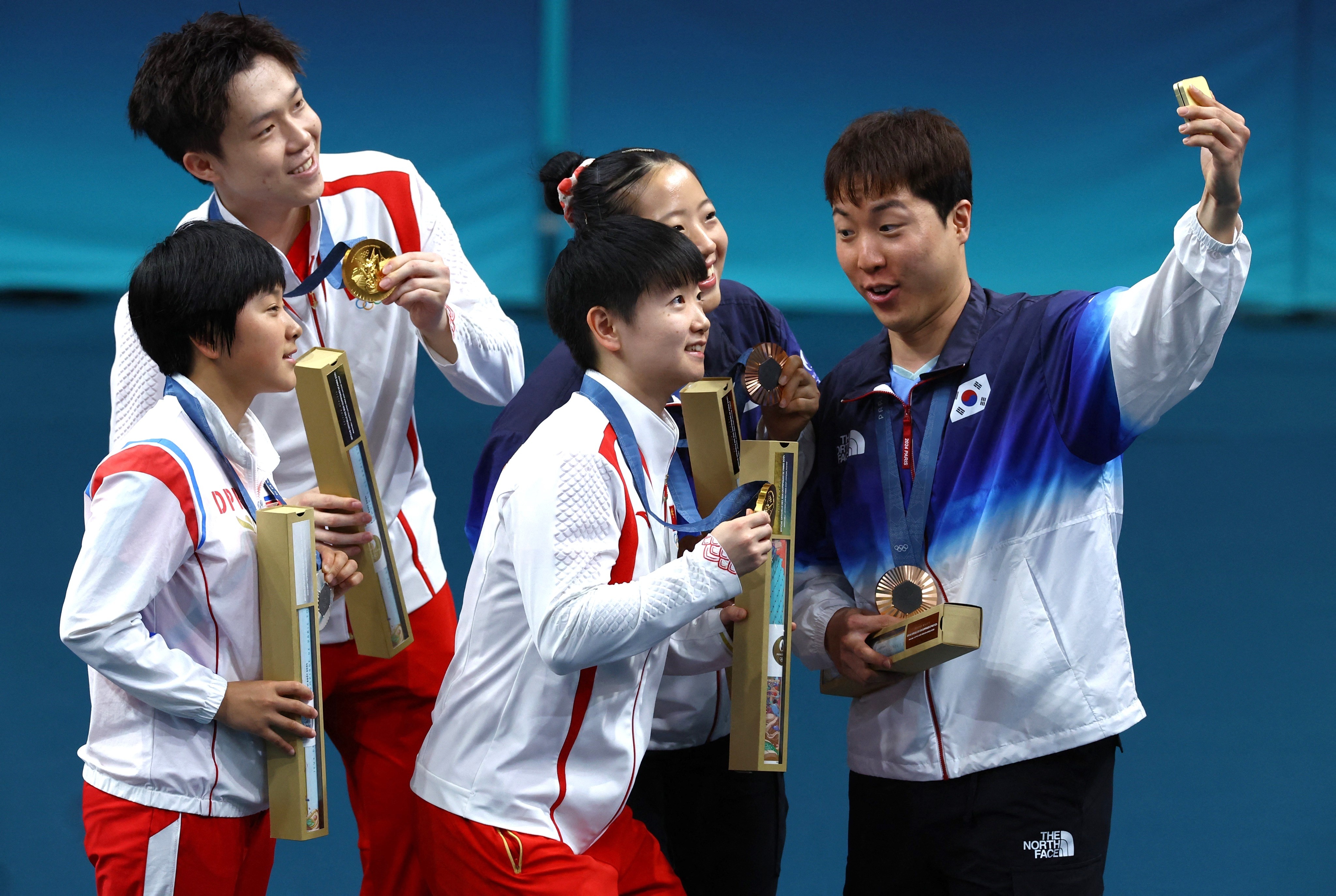 Trung Quốc,  Triều Tiên,  Hàn Quốc,  ảnh selfie là gì,  Olympic Paris 2024, ý nghĩa nhất, bóng bàn đôi nam nữ,  chung kết bóng bàn ảnh 3 Trung Quoc,  Trieu Tien,  Han Quoc,  anh selfie la gi,  Olympic Paris 2024, y nghia nhat, bong ban doi nam nu,  chung ket bong ban anh 3